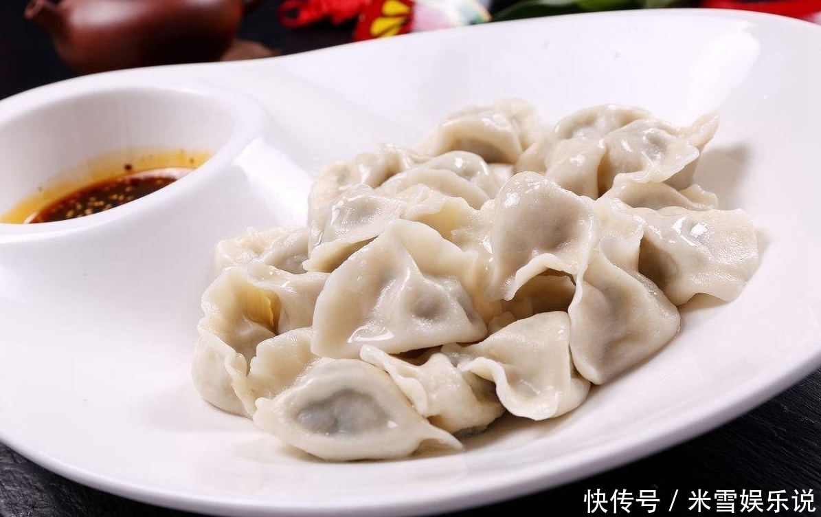 锅盖|煮饺子时，开锅就下饺子是不对的，牢记两个技巧，饺子不破皮