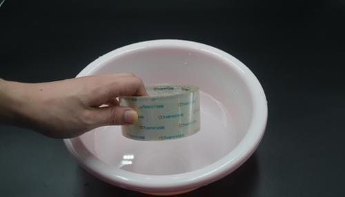 家庭|透明胶带放水里泡一泡，真是厉害，解决了很多家庭一大烦恼，实用