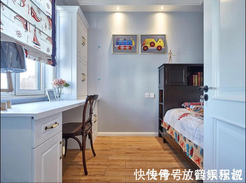 卧室|卧室别再靠床头装书桌了,换个位置省空间又美观,早知我也这么装