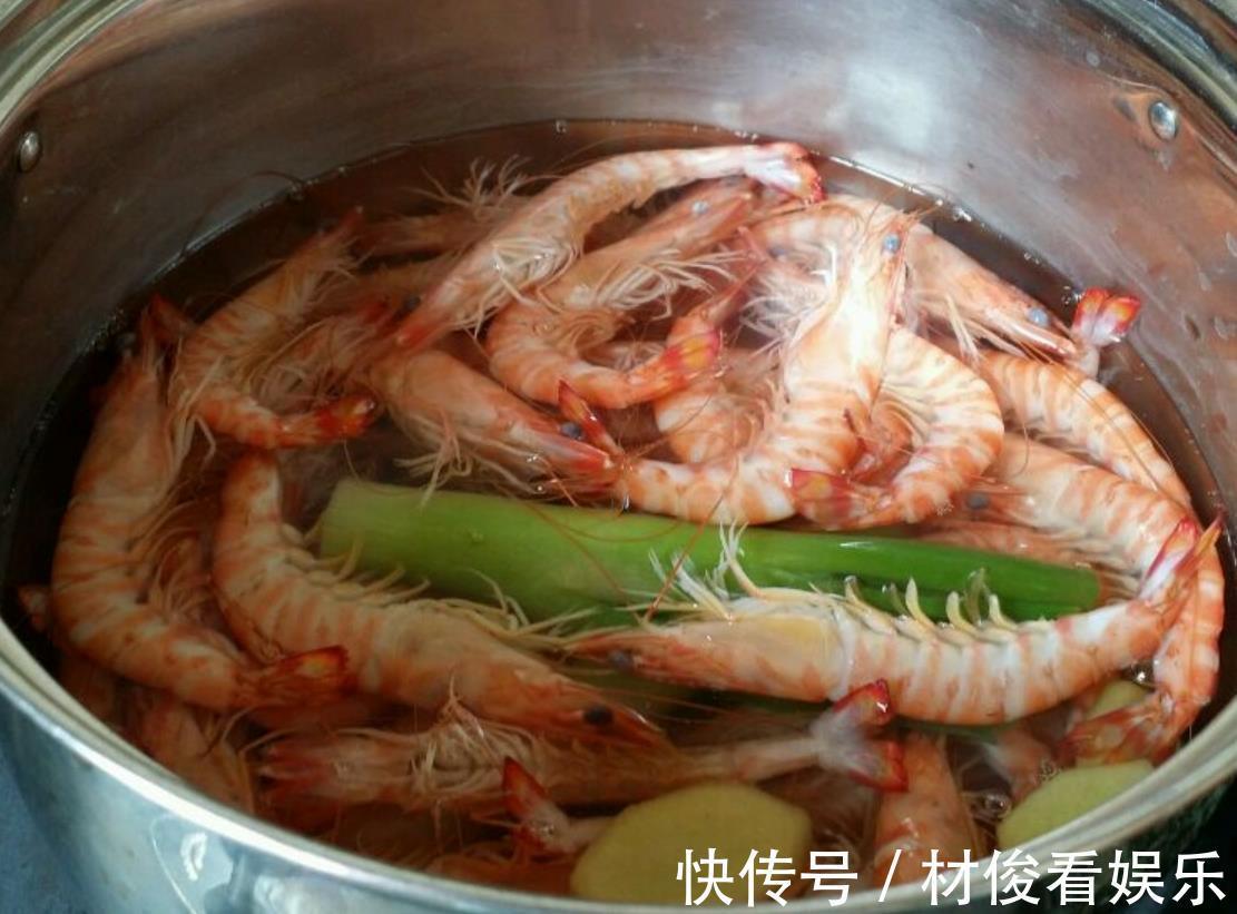 做水煮虾,应该凉水下锅还是开水下锅用错了水,难怪虾肉不鲜嫩