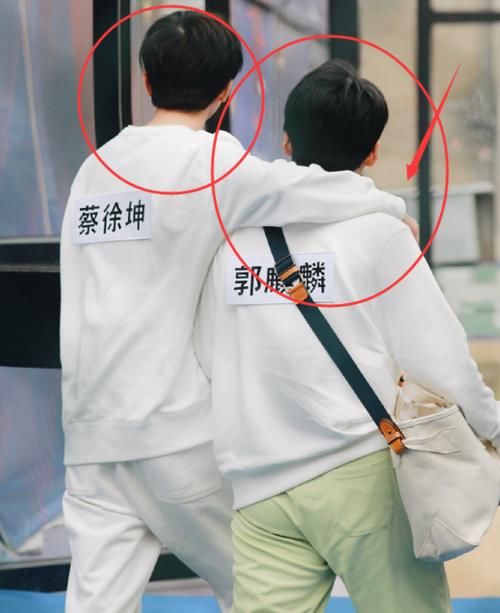 郭麒麟回归《奔跑吧》,谁留意到蔡徐坤第一反应?真实交情藏不住了