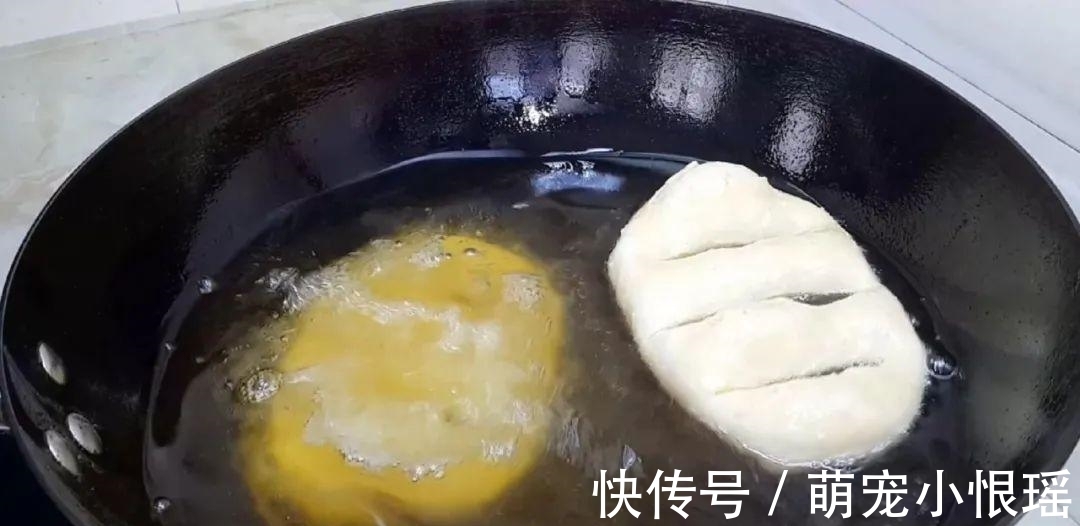 面粉别蒸馒头了,加2个鸡蛋,外皮焦脆不油腻,学会都能摆摊了