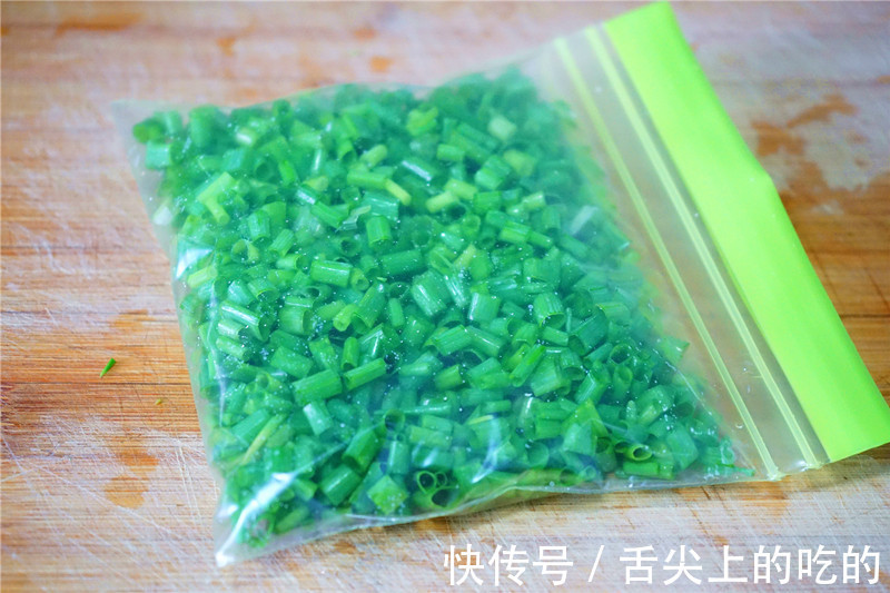三黄鸡|电饭煲蒸鸡，顺滑可口，醇香脱骨，比烤鸡更香，上桌就被抢光