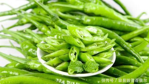 农家小炒肉,是先炒辣椒还是先炒肉?