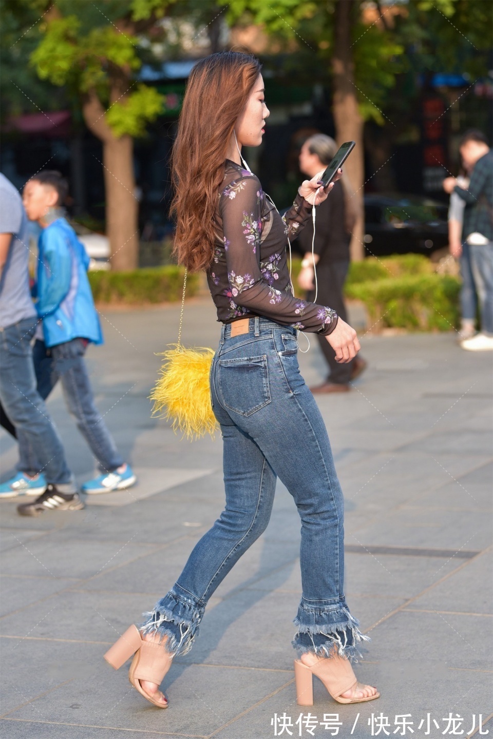 性感|性感时髦的美女,一个人在逛街,好像陪她一起逛街然后再请她吃饭