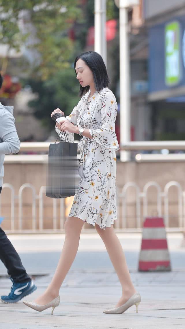 路人街拍爱上了小姐姐的这款“菊花裙”,甜美样子像极了爱情!