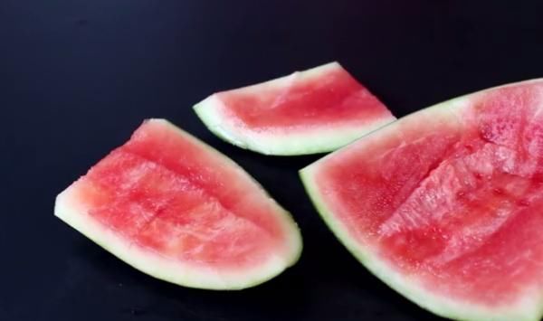 美肤|看完这4个大妙用，我偷偷把西瓜皮留起来，知道后你也不会扔掉的