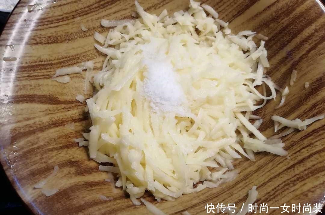 土豆丝饼,只要刷牙洗脸的时间,便能成就早餐