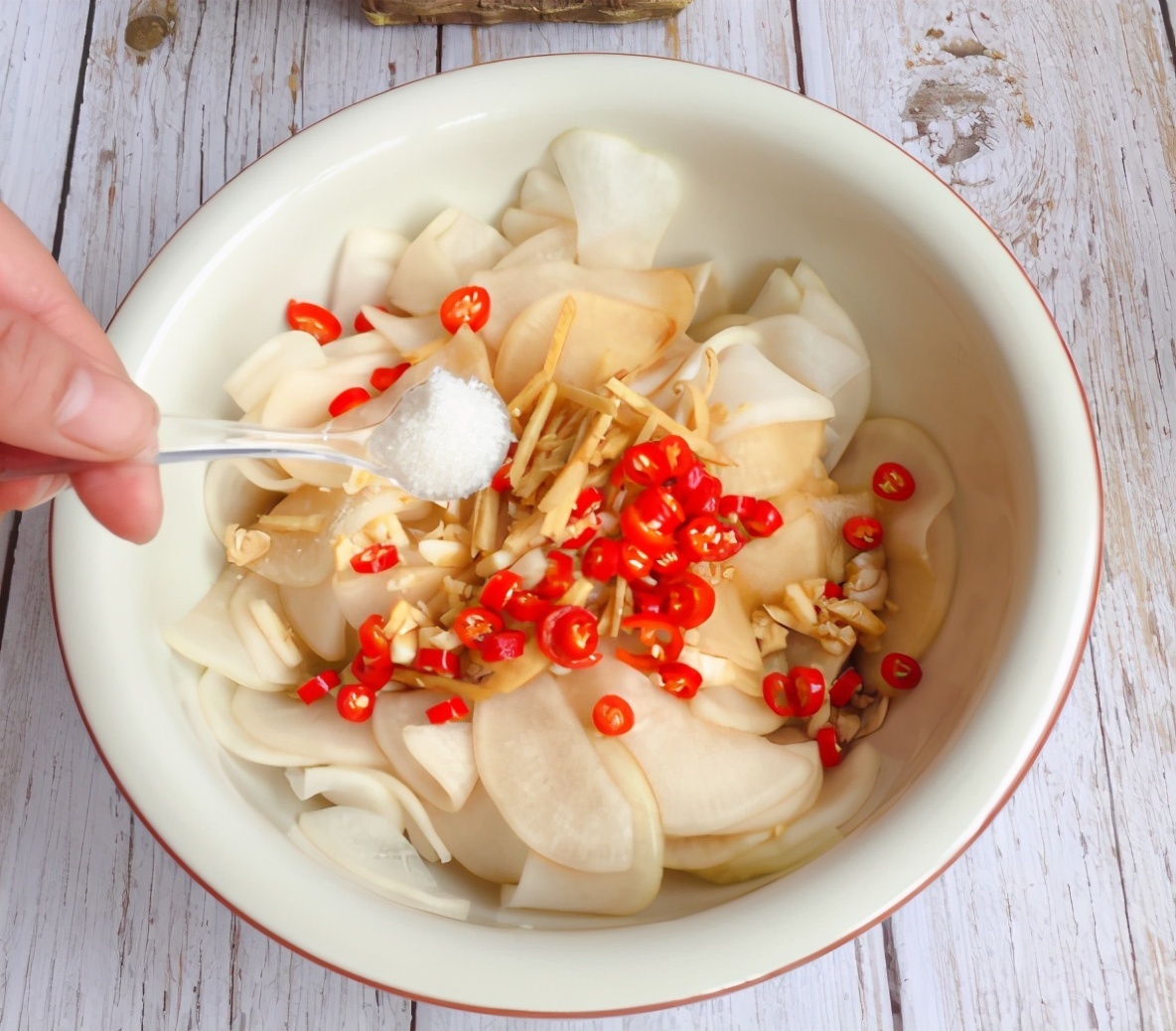 好吃|被很多人“嫌弃”的蔬菜,简单一拌真好吃,2块钱就能做一大盆