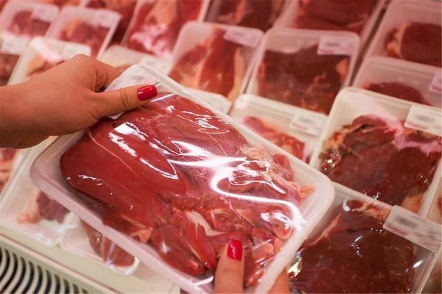 肉类|不适合给孩子吃的四种肉，家长最好别买，于健康无益还浪费钱
