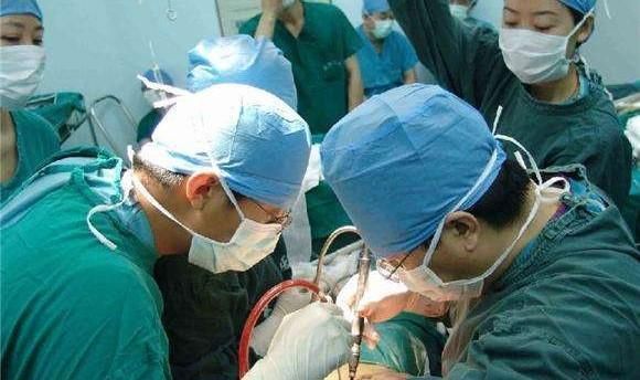 送医|女子怀孕11个月还未生产,紧急送医后全家痛哭,医生太愚昧了