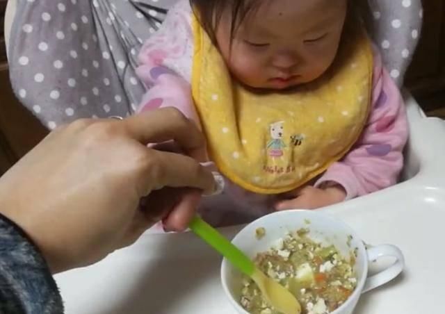吃饭|2岁唐氏儿宝宝学会吃饭,网友:感觉她比很多正常宝宝都灵巧!
