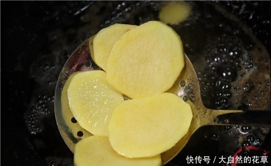 大虾别只会水煮，教你最好吃做法，香辣无腥味，满满一大锅不够吃