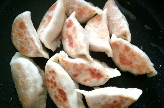 放油|做炸饺子时,你先放油还是水大多数人点错了,难怪饺子味道不好