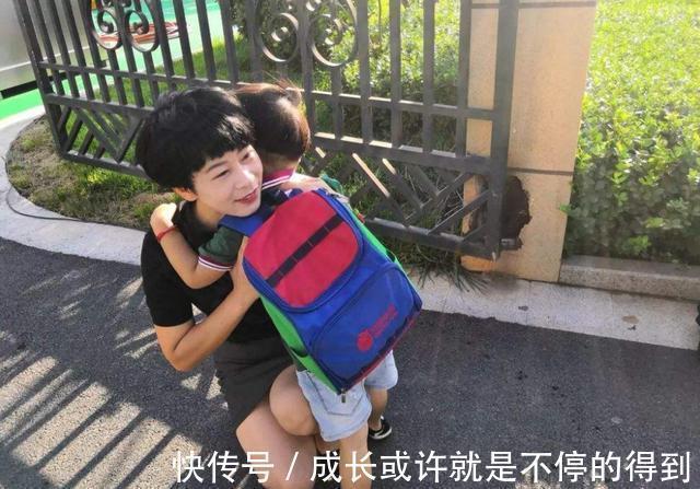 三胞胎|爸爸接孩子放学迟到了,女儿们一脸气愤,门卫大爷都憋不住笑了