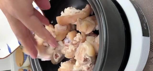 家常菜黄豆烧猪脚，香辣入味软糯Q弹，营养丰富大家都喜欢吃