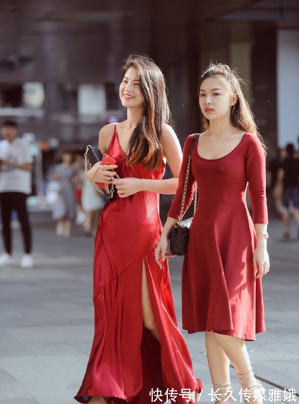 高跟鞋|红色吊带裙穿出时尚的美，清新可爱又甜美