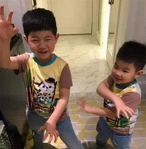 洗脚|2岁弟弟蹲地上给姐姐洗脚，下一秒姐姐的动作，网友：这二胎真惨