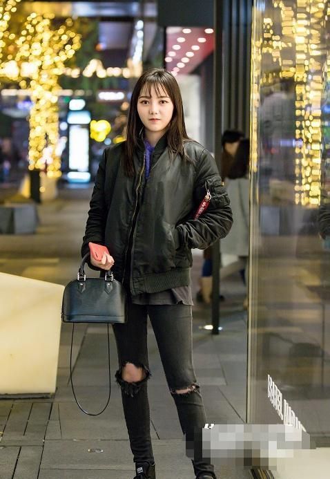 街拍:图六身材棒,白T恤搭牛仔裤,街上弯腰整理物品都这么迷人