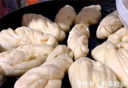 教你一个面粉新吃法,不用油炸不用蒸,出锅吃光光,给肉也不换