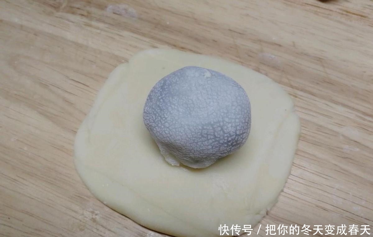 简单易上手的蛋黄酥,层层馅料包裹,香酥可口,太好吃了