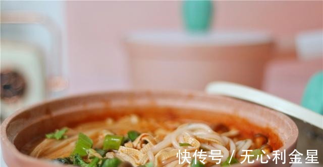 天气转冷，最爱这懒人饭，热乎乎一锅出，好吃又过瘾！