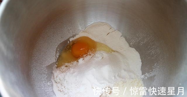 咸蛋黄|一口爱上,给你活力满满的早餐咸蛋黄肉松吐司!