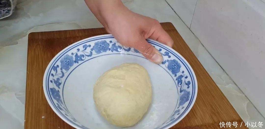 鸡蛋|1个鸡蛋,1袋牛奶,不用一滴水,在家自制小油条,比小麻花还好吃