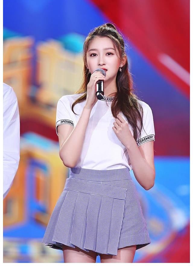 王冠|白玉兰现场尴尬，关晓彤跨界主持，曹可凡金炜失言，王冠独木难支