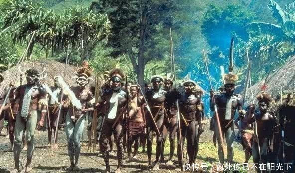 腹肌|非洲部落全是型男8块腹肌手撕牛肉，女子生孩子像母鸡下蛋