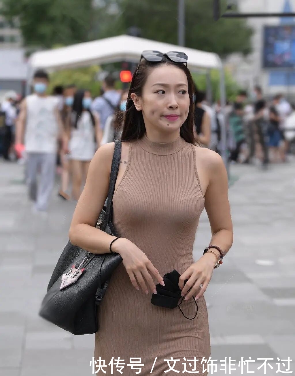 一条优雅的“针织裙”，时髦又修身，年轻女孩不可错过了！