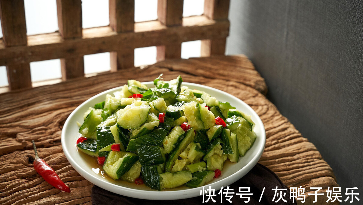 凉拌黄瓜|凉拌黄瓜时，不要直接用盐腌，牢记3技巧，黄瓜脆爽又好吃