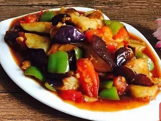 家宴的餐桌上荤素搭配最好吃,清爽可口,喷香解馋,百吃不腻