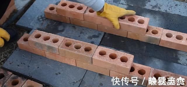 老爸不用水泥砂浆, 空心砖垒起来, 在院子里搭个烧烤台, 简单方便