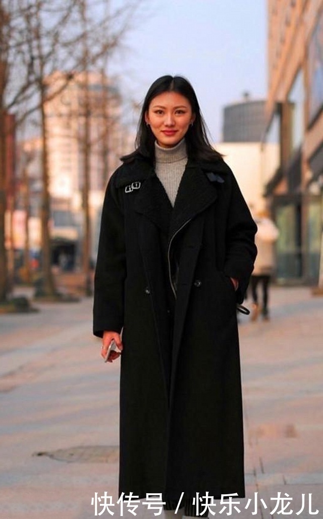 时尚穿搭,美女搭配米色的高跟长靴,经典又不失时尚格调