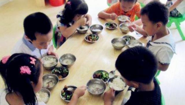 伙食|孩子挑食，去幼儿园后抢着吃，幼儿园做饭阿姨的消息让家长们怒了