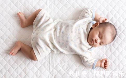 睡姿|从宝宝睡姿看出孩子性格,若宝宝常用第一种姿势,家长就偷笑吧