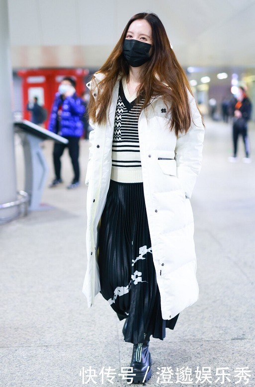 张萌真会穿，白色长款羽绒服搭配百褶裙优雅大气，女人味十足