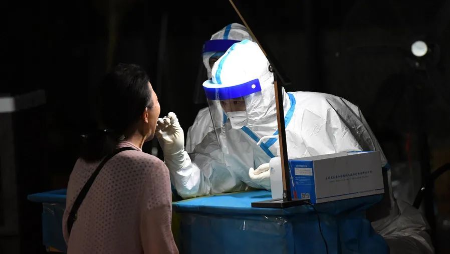 双传|此地危重症1天内翻倍，本轮疫情出现双传播链！确诊病例一家未上报行程，造成在京密接1751人！