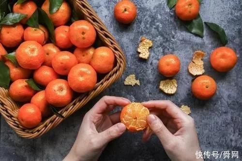 穿着气球走秀的模特，当气球爆炸时，场面美爆了!