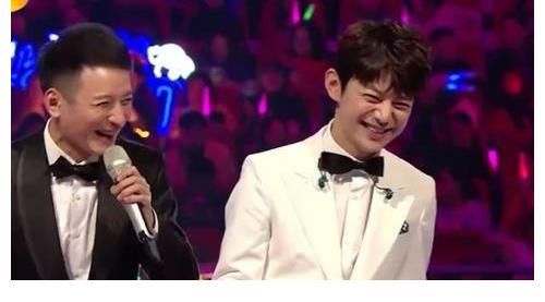 何炅|何炅多次救场,看他如何《即兴表达》