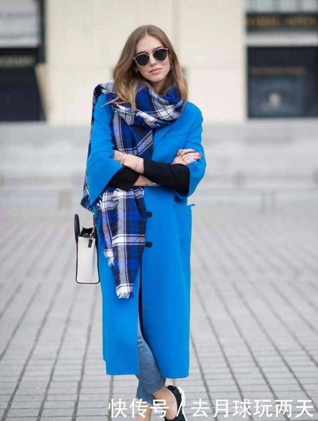 飙升|女人秋冬穿大衣时,建议这样“系围巾”,能让你时髦感飙升