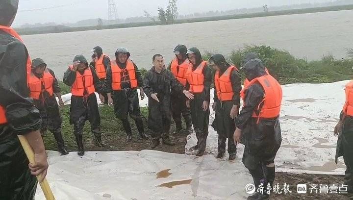 抢险|直击漳卫河冠县防汛一线！干群协力雨中抢筑“防洪墙”迎战大洪峰