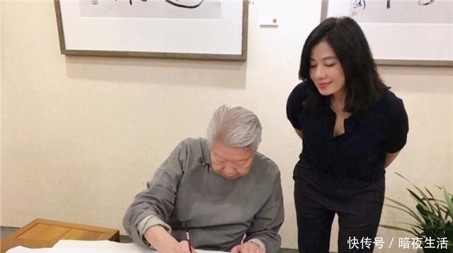 混饭|乞丐街头秀书法,字体工整又漂亮,专家:是为了混饭,不值得一提