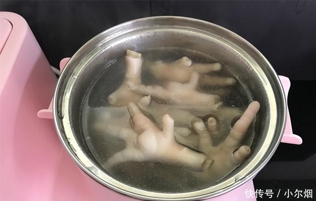 夏天鸡爪最好吃的做法,酸辣爽口入味,下酒下饭,越啃越过瘾