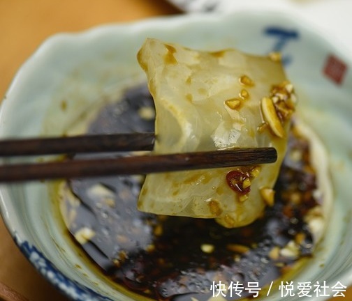 猪皮|做猪皮冻，不要直接焯水！再加一步，晶莹剔透，嫩滑q弹，吃不腻