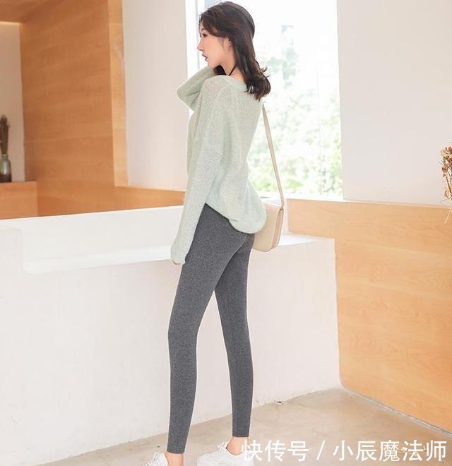 美女穿搭紧致打底裤展现干净利落的气质美,玲珑有致啊