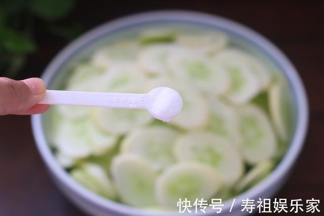夏天把黄瓜冷冻起来，留到冬天炒肉吃，特别香，我每年都做