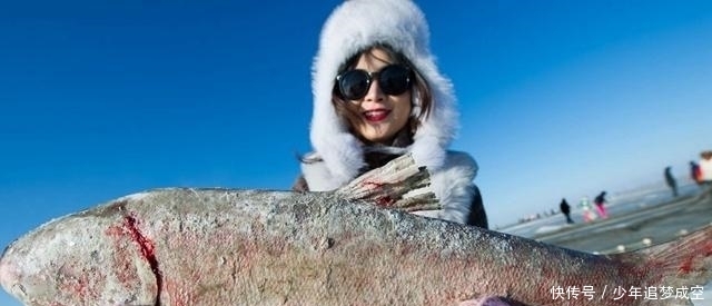 短裙|世界抗冻的4个地区,日本女生穿短裙过冬,俄罗斯女人看后也认怂