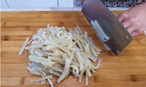 猪皮这样吃才叫爽,不炒也不炸,一次做一锅,一锅都不够吃